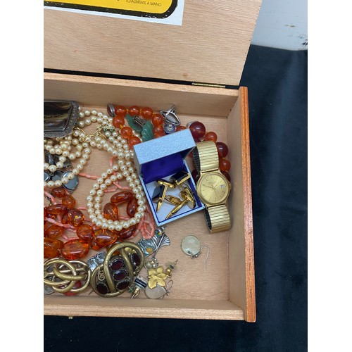561 - Assorted vintage costume jewellery to include amber bead necklaces, silver rings, Victorian brooches... 