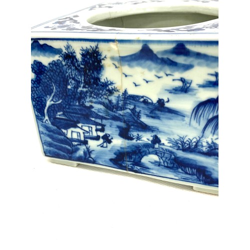 464 - Chinese blue and white porcelain brush pot, 6 character mark to base, measures approximately 4 inche... 