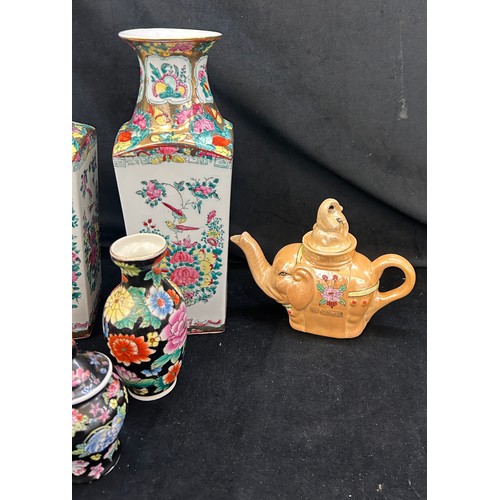 214 - Selection of oriental porcelain items to include vases, tea pot, etc