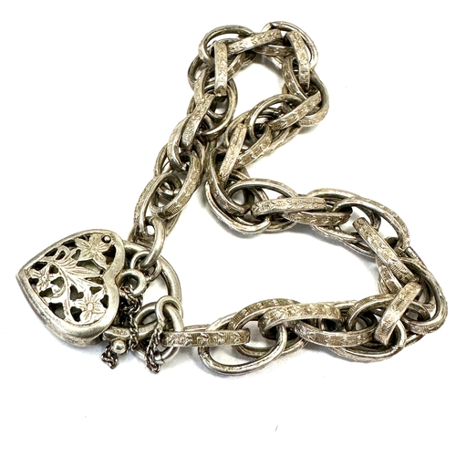 147 - Vintage silver heart clasp bracelet weight 16g