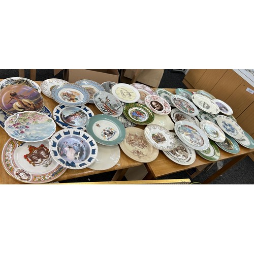 Large selection of vintage collectors plates to include various designs ...