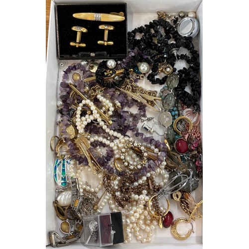 460 - Selection of vintage and later costume jewellery to include gold tone, beads, etc