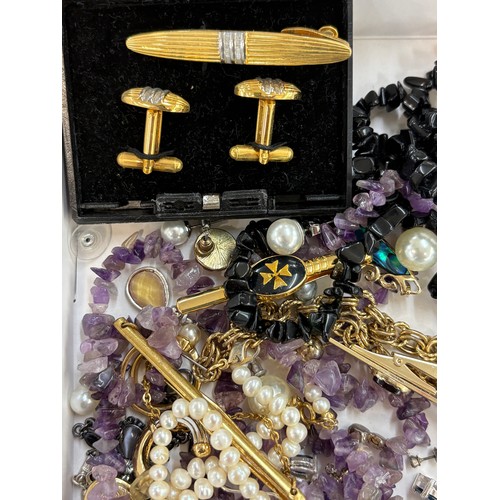 460 - Selection of vintage and later costume jewellery to include gold tone, beads, etc