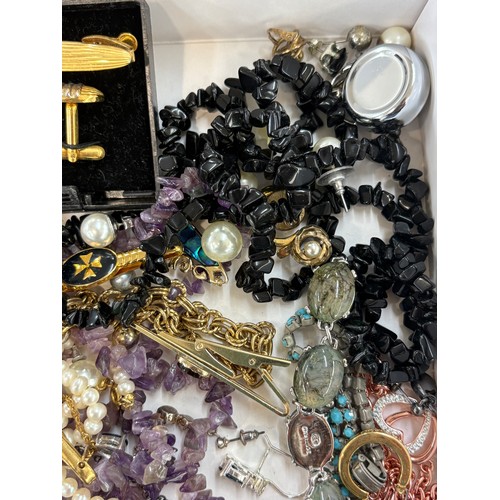 460 - Selection of vintage and later costume jewellery to include gold tone, beads, etc