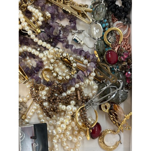 460 - Selection of vintage and later costume jewellery to include gold tone, beads, etc