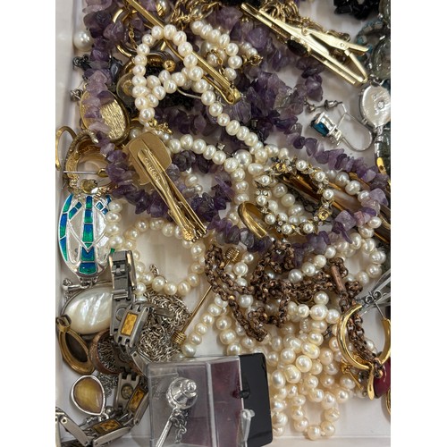 460 - Selection of vintage and later costume jewellery to include gold tone, beads, etc