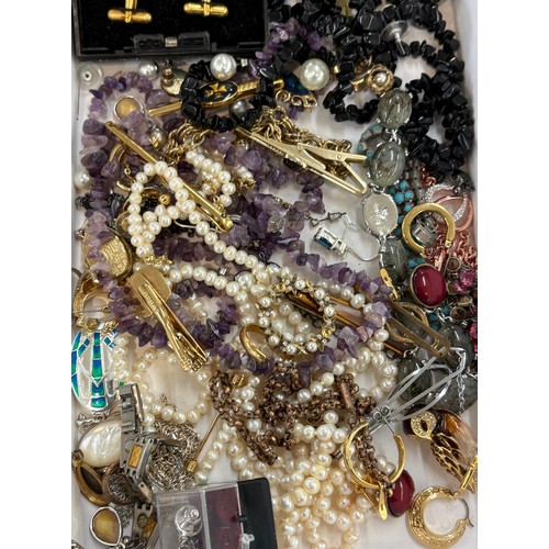 460 - Selection of vintage and later costume jewellery to include gold tone, beads, etc