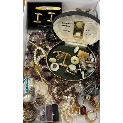 460 - Selection of vintage and later costume jewellery to include gold tone, beads, etc