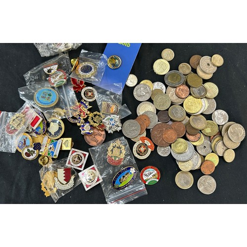 425 - Selection of collectables includes Badges, coins etc