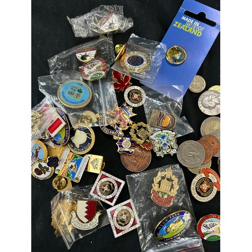 425 - Selection of collectables includes Badges, coins etc