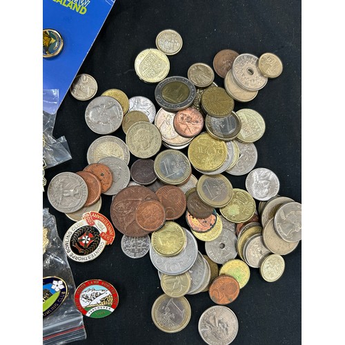 425 - Selection of collectables includes Badges, coins etc