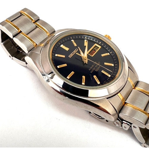 324 - Seiko Kinetic 50M  Day-Date gents wristwatch 5M63-0ACOH  the watch is ticking