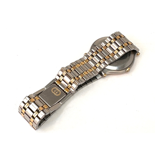 325 - Ladies Gucci quartz wristwatch  the watch is ticking