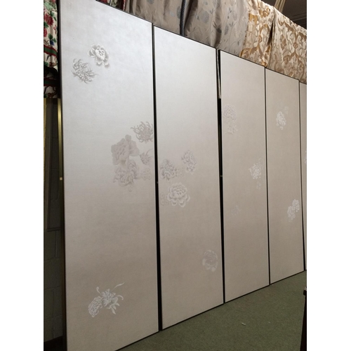 656 - 4 Impressive De Gournay panels, metallic silk ground wallpaper mounted to heavy boards with decorati... 