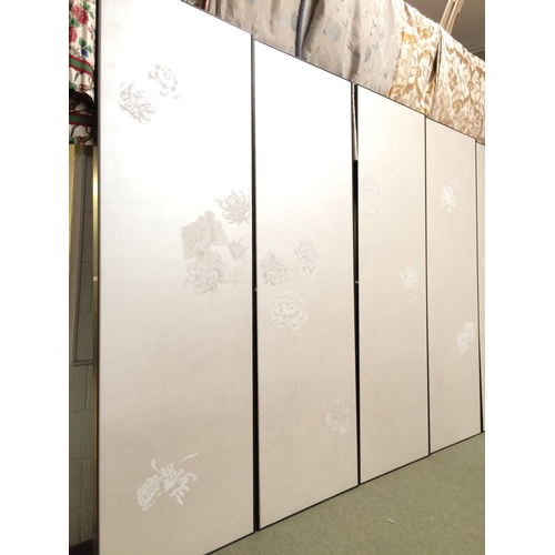 656 - 4 Impressive De Gournay panels, metallic silk ground wallpaper mounted to heavy boards with decorati... 