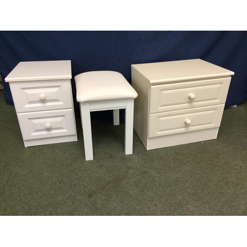 686 - Qty of general furniture