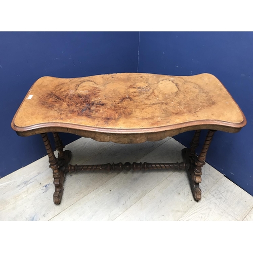 679 - Victorian walnut veneered sofa table 108 x 53 x 70 cm & 6 Table legs with brass claw feet & brass ca... 