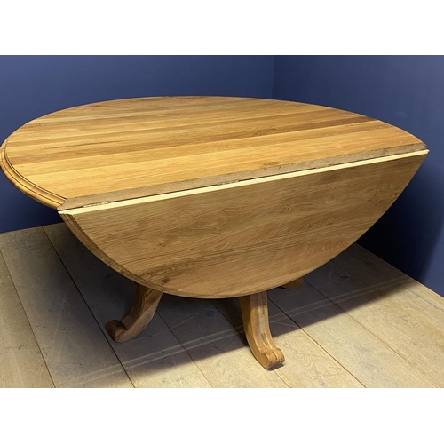 730 - Good Quality light oak circular dining table,  moulded edging with dropped flaps on a heavy turned q... 