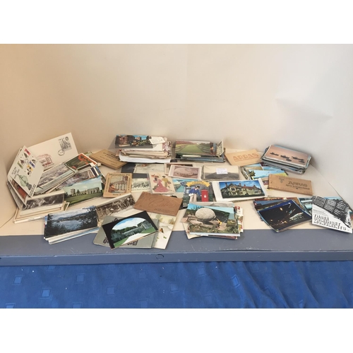 229 - Quantity of postcards from around the world, C20th and possibly earlier, and to include Historical p... 