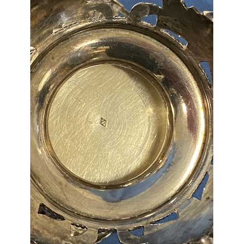 224 - Pair good quality silver plate oval platters Carrington, 130 Regent St. London, the larger one 46cmL... 