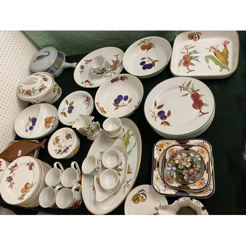 329 - Qty of Royal Worcester Evesham and Evesham Vale pattern;  Denbigh, Exotic bird Pattern plates,  etc ... 