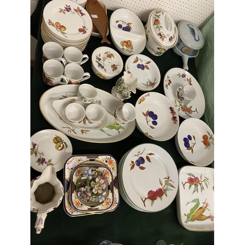 329 - Qty of Royal Worcester Evesham and Evesham Vale pattern;  Denbigh, Exotic bird Pattern plates,  etc ... 