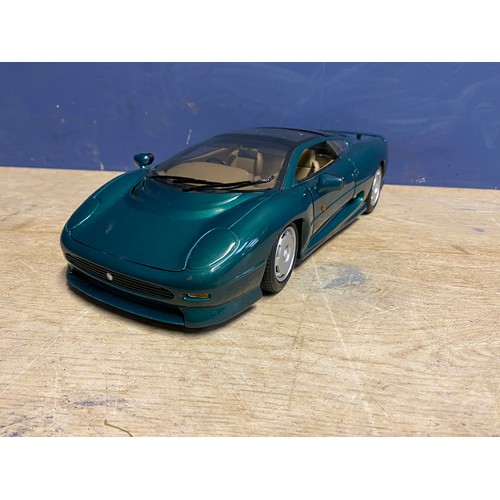 421 - Unboxed toy model of a Jaguar XJ 220, Scale 1/12