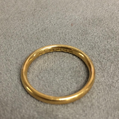 101 - An 19ct gold wedding band, 3.6g, size P