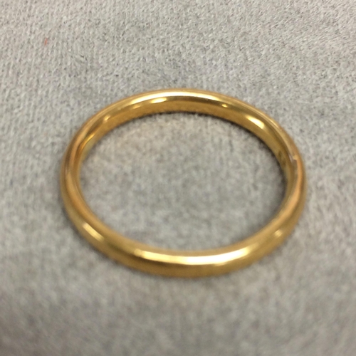 101 - An 19ct gold wedding band, 3.6g, size P