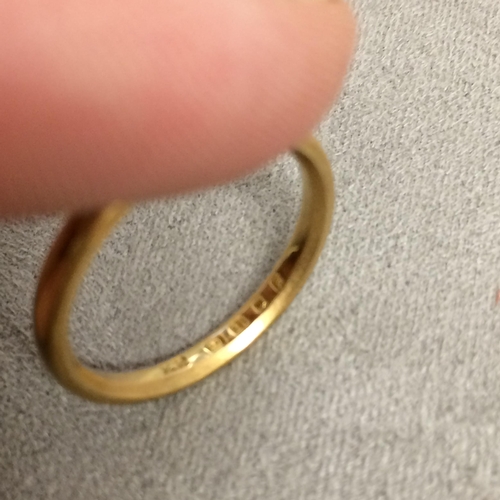 101 - An 19ct gold wedding band, 3.6g, size P