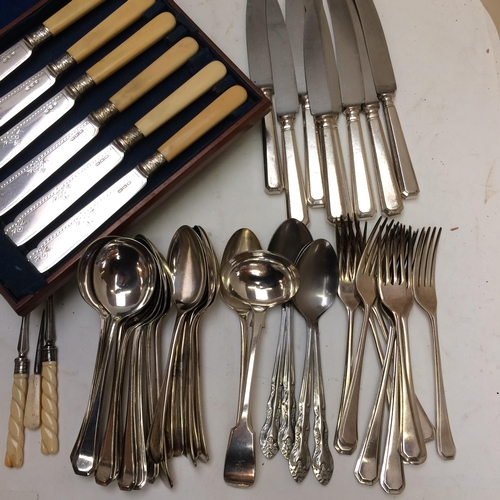 107 - A quantity of silver plated items to include cased flat ware, forks and knives etc