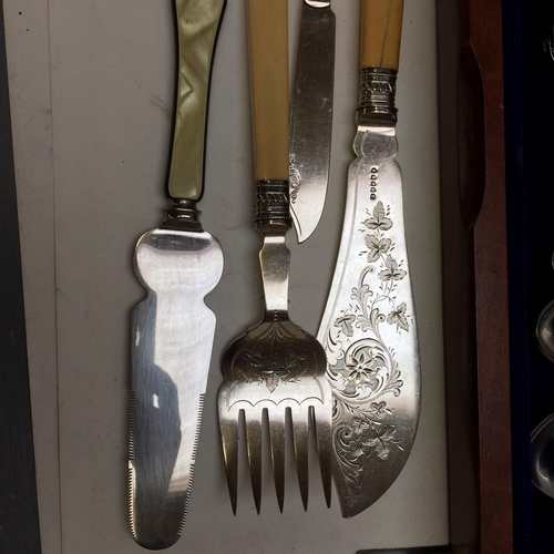 107 - A quantity of silver plated items to include cased flat ware, forks and knives etc