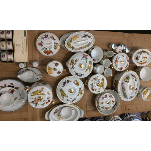 153 - Large quantity of Worcester Evesham dinner wares, heavy wear to gilding on some lots