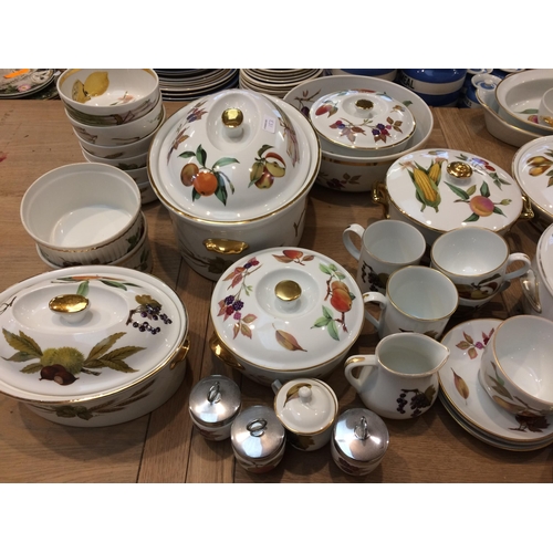 153 - Large quantity of Worcester Evesham dinner wares, heavy wear to gilding on some lots