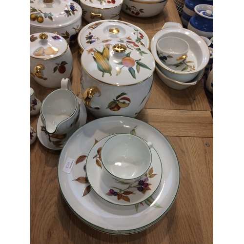 153 - Large quantity of Worcester Evesham dinner wares, heavy wear to gilding on some lots