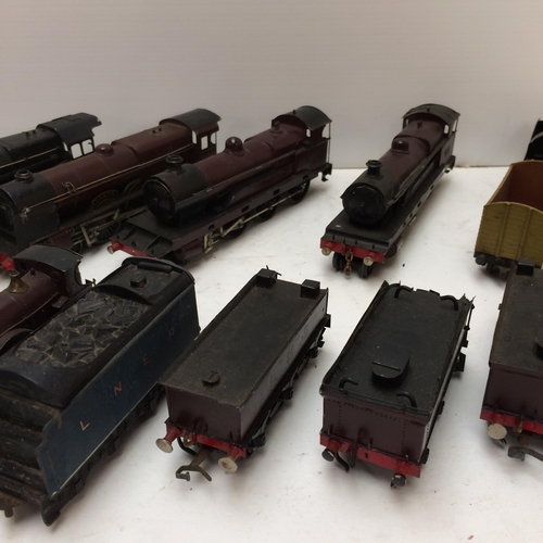 283 - A quantity of railwayana, including Hornby Eurostar, in original box, Virgin Trains Pendolin, etc