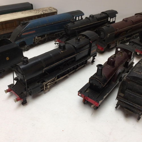 283 - A quantity of railwayana, including Hornby Eurostar, in original box, Virgin Trains Pendolin, etc