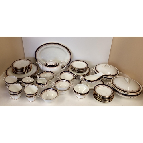 289 - Aynsley leighton service, circa 8 pieces service, dinner plate, side plates, saucers, 2 serving dish... 