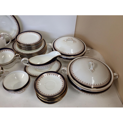 289 - Aynsley leighton service, circa 8 pieces service, dinner plate, side plates, saucers, 2 serving dish... 