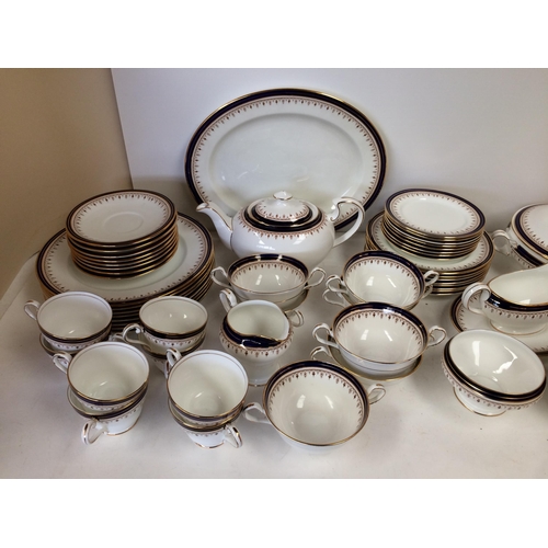 289 - Aynsley leighton service, circa 8 pieces service, dinner plate, side plates, saucers, 2 serving dish... 