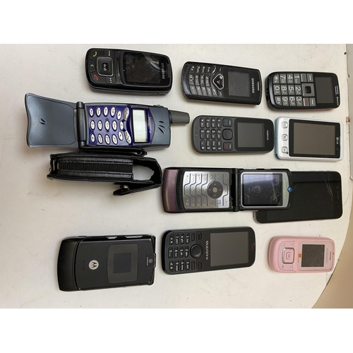 292 - A quantity of old mobile phones