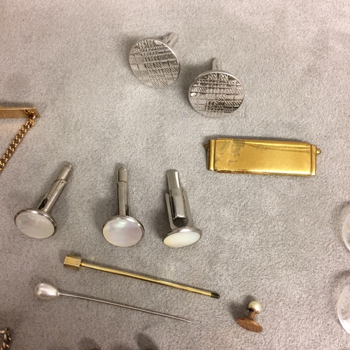 47 - Collection of unmarked yellow and white metal dress items to include cufflink tie clips, together wi... 