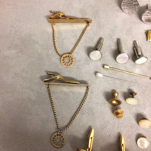 47 - Collection of unmarked yellow and white metal dress items to include cufflink tie clips, together wi... 