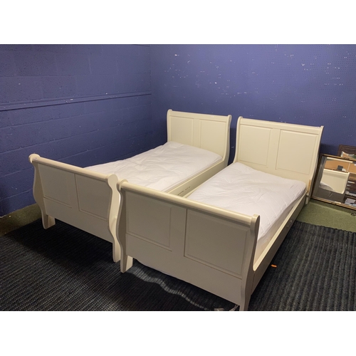 480 - Pair of white/grey painted single beds each with a mattress, but both sides need repair and fixing. ... 