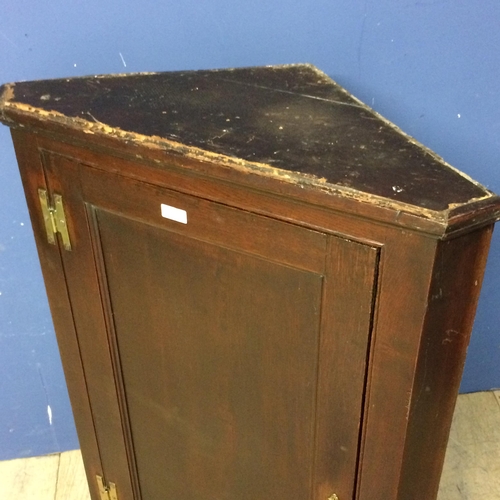 524 - Small dark oak hanging corner cupboard with brass hinges and with key 96h x 67 w x 33 d cm