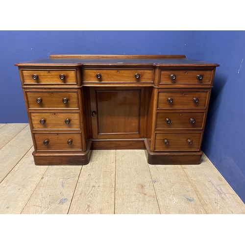 534 - A good mahogany knee hole desk, with green tooled leather top, and 9 drawers 130w x 75h x 63d cm