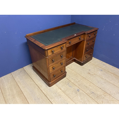 534 - A good mahogany knee hole desk, with green tooled leather top, and 9 drawers 130w x 75h x 63d cm