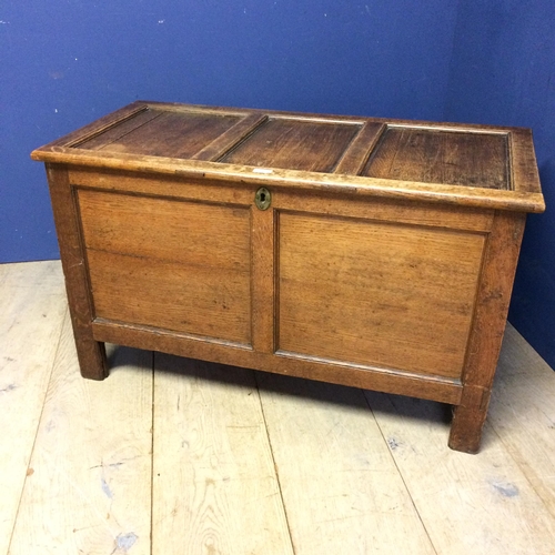 536 - Oak chest with rising 3 panelled lid, on 4 raised legs 59h x 100w x 47d cm, some wear to top