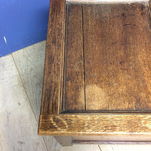 536 - Oak chest with rising 3 panelled lid, on 4 raised legs 59h x 100w x 47d cm, some wear to top