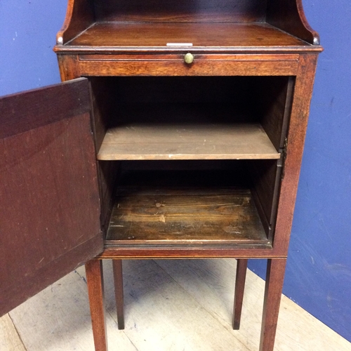 541 - Mahogany side cabinet, with shelf and brushing slide, and square tapering legs103h x 32 x 32cm